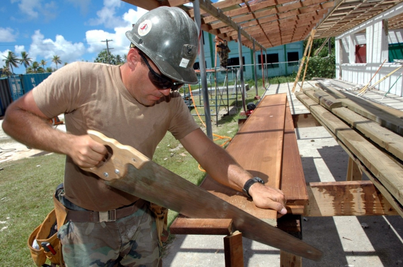 charpentier-LA MOTTE-min_worker_construction_building_carpenter_male_job_build_helmet-893290